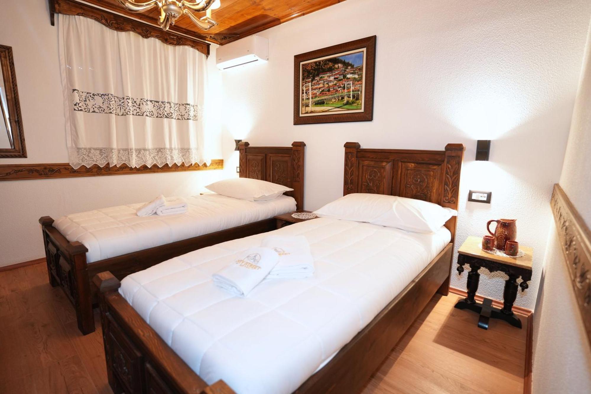 City Street Hotel Gjirokastër Værelse billede